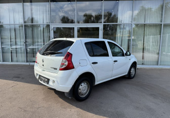 Подержанный автомобиль Renault Sandero 2010 года (5 фото)