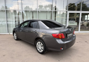 Подержанный автомобиль Toyota Corolla Sedan 2009 года (7 фото)