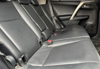 Подержанный автомобиль Toyota RAV4 2013 года (9 фото)