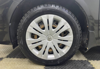 Подержанный автомобиль Toyota Corolla Sedan 2012 года (12 фото)