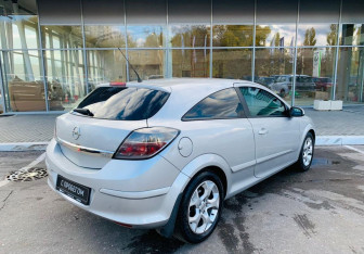 Подержанный автомобиль Opel Astra Hatchback 2008 года (5 фото)