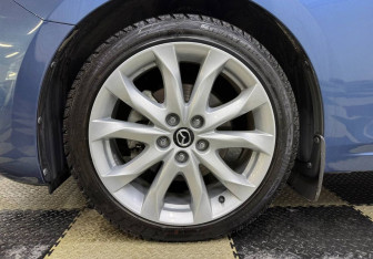 Подержанный автомобиль Mazda Axela Sedan 2017 года (12 фото)