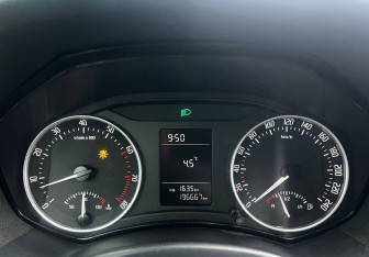 Подержанный автомобиль Skoda Octavia Liftback 2011 года (12 фото)