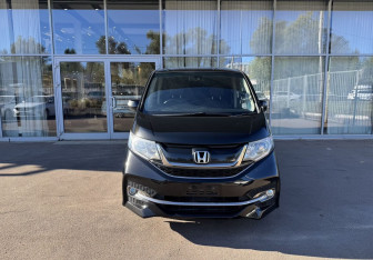 Подержанный автомобиль Honda Stepwgn 2017 года (2 фото)