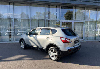 Подержанный автомобиль Nissan Qashqai 2013 года (7 фото)