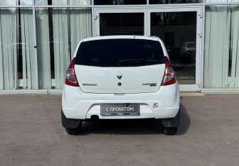 Подержанный автомобиль Renault Sandero 2013 года (6 фото)