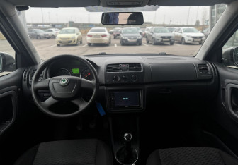 Подержанный автомобиль Skoda Fabia Hatchback 2011 года (11 фото)