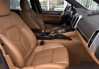 Подержанный автомобиль Porsche Cayenne 2011 года (10 фото)