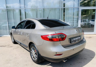 Подержанный автомобиль Renault Fluence 2010 года (7 фото)