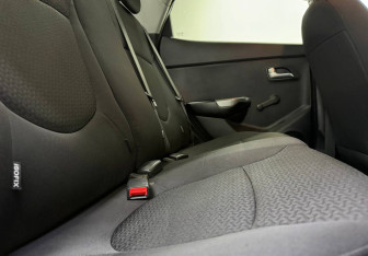 Подержанный автомобиль Kia Rio Sedan 2012 года (11 фото)