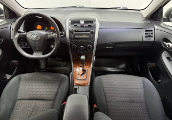 Подержанный автомобиль Toyota Corolla Sedan 2013 года (11 фото)