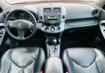 Подержанный автомобиль Toyota RAV4 2007 года (10 фото)