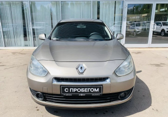 Подержанный автомобиль Renault Fluence 2010 года (2 фото)