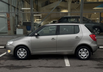 Подержанный автомобиль Skoda Fabia Hatchback 2011 года (4 фото)