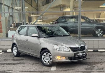 Подержанный автомобиль Skoda Fabia Hatchback 2011 года (3 фото)