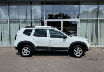 Подержанный автомобиль Renault Duster 2015 года (4 фото)