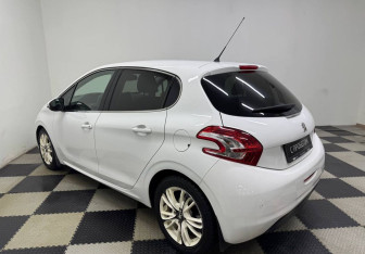 Подержанный автомобиль Peugeot 208 2013 года (7 фото)