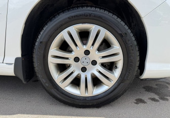 Подержанный автомобиль Peugeot 408 2013 года (12 фото)