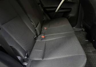 Подержанный автомобиль Toyota RAV4 2017 года (11 фото)