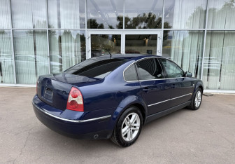 Подержанный автомобиль Volkswagen Passat Sedan 2001 года (5 фото)
