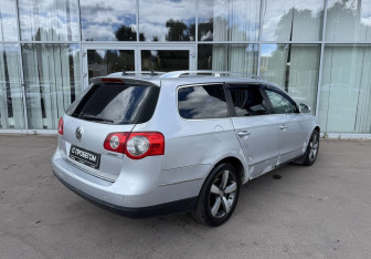Подержанный автомобиль Volkswagen Passat Wagon 2009 года (5 фото)