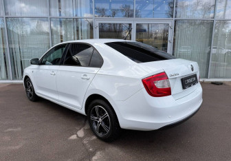 Подержанный автомобиль Skoda Rapid Liftback 2015 года (7 фото)