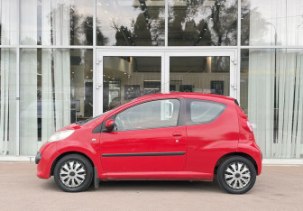 Подержанный автомобиль Peugeot 107 2008 года (8 фото)