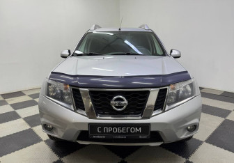 Подержанный автомобиль Nissan Terrano 2014 года (2 фото)