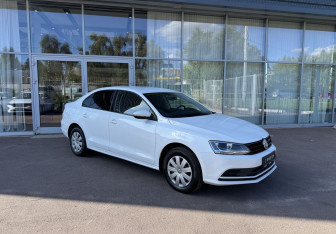 Подержанный автомобиль Volkswagen Jetta Sedan 2016 года (3 фото)