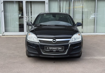 Подержанный автомобиль Opel Astra Sedan 2011 года (2 фото)