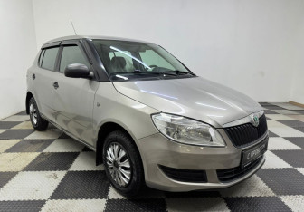 Подержанный автомобиль Skoda Fabia Hatchback 2011 года (3 фото)