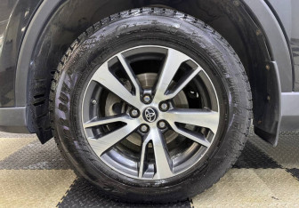 Подержанный автомобиль Toyota RAV4 2015 года (12 фото)