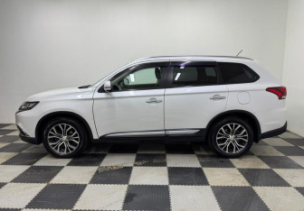 Подержанный автомобиль Mitsubishi Outlander 2015 года (8 фото)