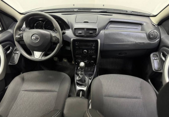 Подержанный автомобиль Nissan Terrano 2018 года (10 фото)