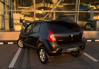 Подержанный автомобиль Renault Sandero 2011 года (7 фото)
