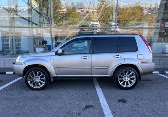 Подержанный автомобиль Nissan X-Trail 2005 года (8 фото)
