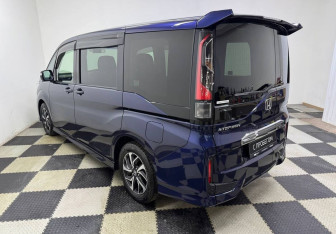Подержанный автомобиль Honda Stepwgn 2019 года (7 фото)