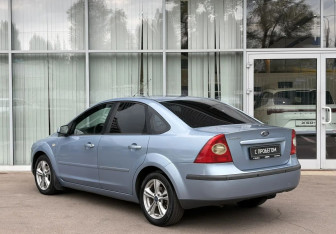 Подержанный автомобиль Ford Focus Sedan 2006 года (7 фото)