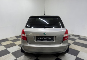 Подержанный автомобиль Skoda Fabia Hatchback 2011 года (6 фото)