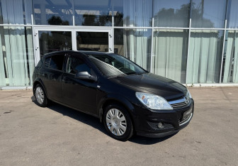 Подержанный автомобиль Opel Astra Hatchback 2012 года (3 фото)