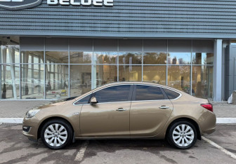 Подержанный автомобиль Opel Astra Sedan 2013 года (8 фото)