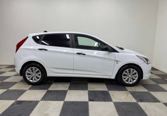 Подержанный автомобиль Hyundai Solaris Hatchback 2015 года (4 фото)