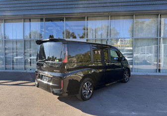 Подержанный автомобиль Honda Stepwgn 2017 года (5 фото)