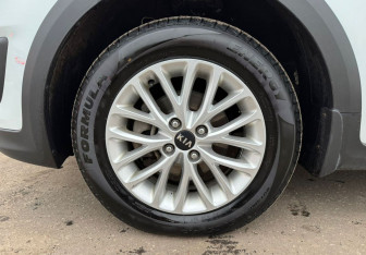 Подержанный автомобиль Kia Rio Hatchback 2019 года (12 фото)