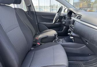 Подержанный автомобиль Kia Rio Hatchback 2019 года (10 фото)