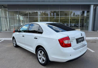 Подержанный автомобиль Skoda Rapid Liftback 2016 года (7 фото)