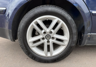 Подержанный автомобиль Volkswagen Passat Sedan 2001 года (13 фото)
