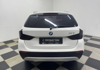 Подержанный автомобиль BMW X1 2011 года (6 фото)