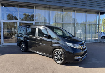 Подержанный автомобиль Honda Stepwgn 2017 года (3 фото)