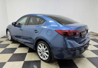 Подержанный автомобиль Mazda Axela Sedan 2017 года (7 фото)